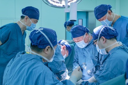 Trung Quốc lần đầu tiên cấy ghép thành công thận lợn chỉnh sửa gen cho người chết não (10/04/2024)